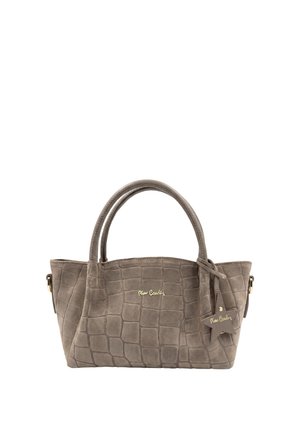 Piccola borsa taupe con motivo quadrato testurizzato, due manici e un'etichetta a forma di stella appesa sul lato con scritte dorate.