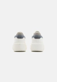 Tamaris Športni copati - white/silver