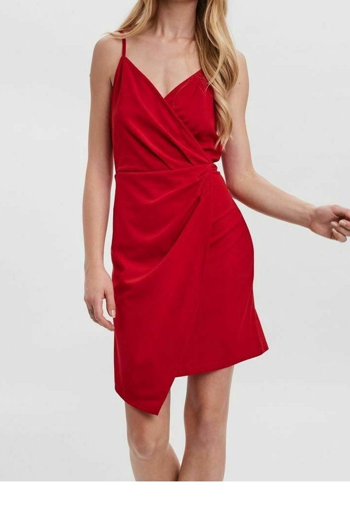 Robe portefeuille rouge à bretelles spaghetti, en tissu texturé, avec un ourlet en diagonale et un détail torsadé à la taille.