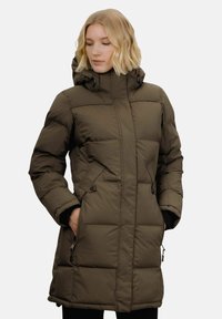 Mørke olivengrønn foret frakk med høy krage, glidelåslommer og hette. Stoffet er glatt med et quiltet design.