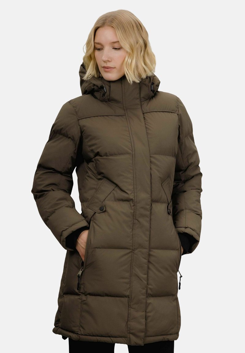 Mørke olivengrønn foret frakk med høy krage, glidelåslommer og hette. Stoffet er glatt med et quiltet design.