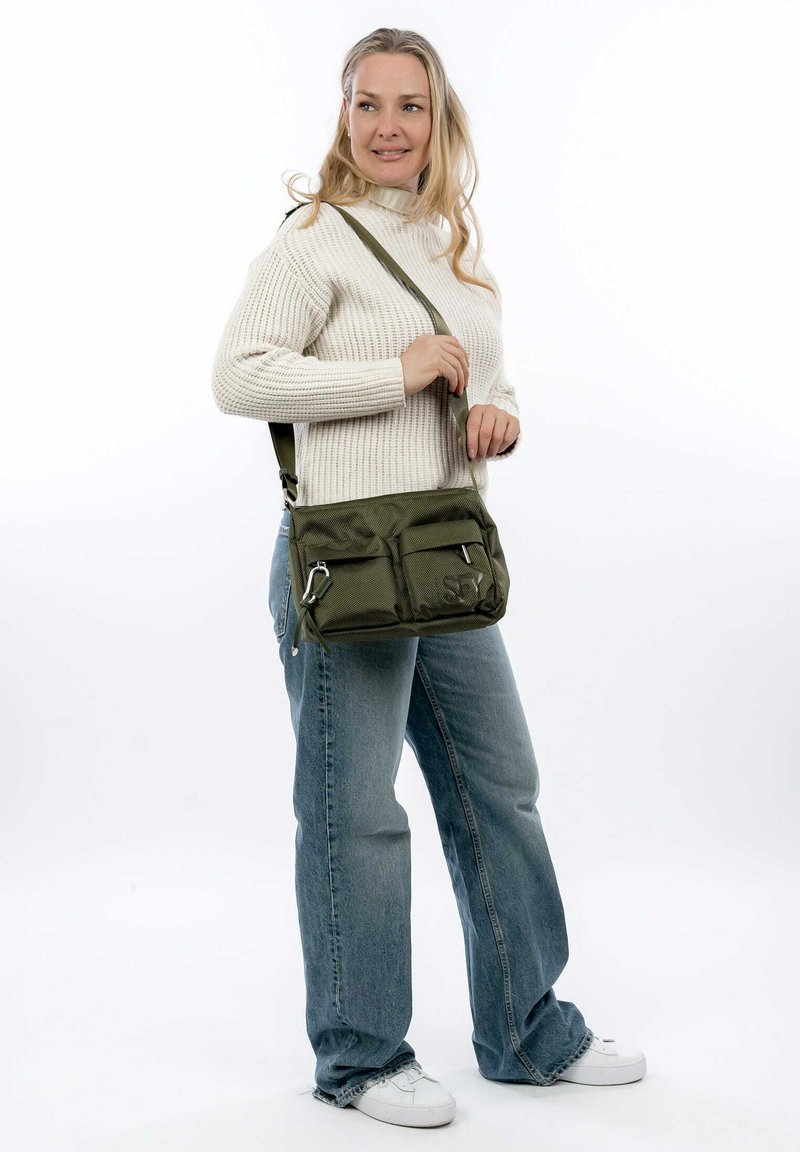 Borsa a tracolla verde oliva realizzata in tessuto strutturato, con due tasche frontali con zip e tracolla regolabile.