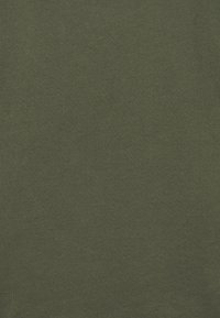 Suéter de punto en verde oliva, textura suave, diseño ajustado, superficie lisa con sutiles variaciones en el color. Sin patrones visibles ni piezas de metal.