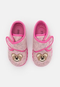Zapatillas de casa para toddlers en color rosa con bordado de cara de oso, fabricadas en un tejido suave y con cierres de Velcro, sobre fondo blanco.