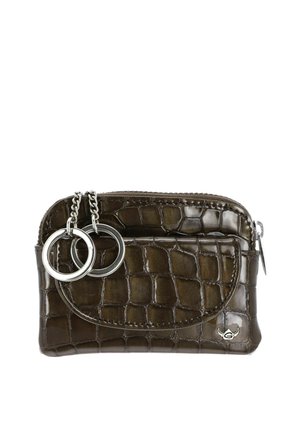 Petit porte-monnaie en cuir marron foncé à texture crocodile avec deux anneaux porte-clés argentés et fermeture éclair.