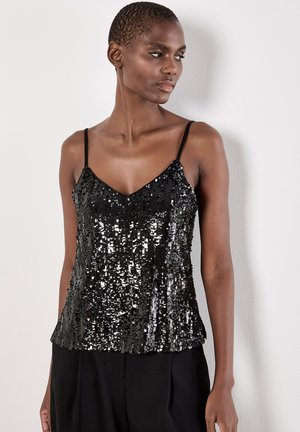 Schwarzes, mit Pailletten besetztes Camisole mit dünnen Trägern, das einen V-Ausschnitt und einen fließenden, leicht gerüschten Saum aufweist. Strukturierte Oberfläche mit funkelnden Details.