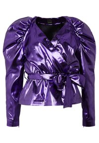 Blouse cache-cœur violette brillante avec manches bouffantes et nœud noué à la taille. Texture lisse avec une forme structurée et un décolleté profond.