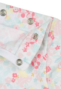 Bloemmotief stof in pastelkleuren met witte drukknoopjes. Fijne textuur, met een mix van roze, gele en lichtblauwe bloemen op een lichte achtergrond.