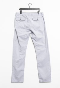 Ljusgrå byxor i bomull med avslappnad passform, featuring två bakfickor och rak bendesign.