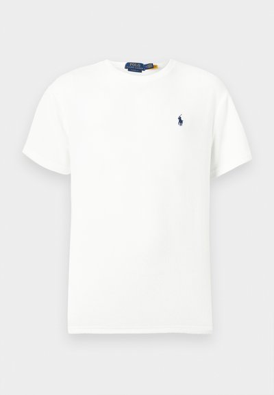 T-shirt Polo Ralph Lauren blanc à manches courtes avec col rond, arborant un petit logo de joueur de polo bleu marine sur la poitrine gauche.