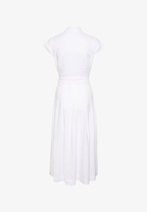 Biele bezrukávové šaty s vysokým golierom, opaskom v páse a skladanou sukňou. Vyrobené z ľahkej látky s hladkou textúrou.