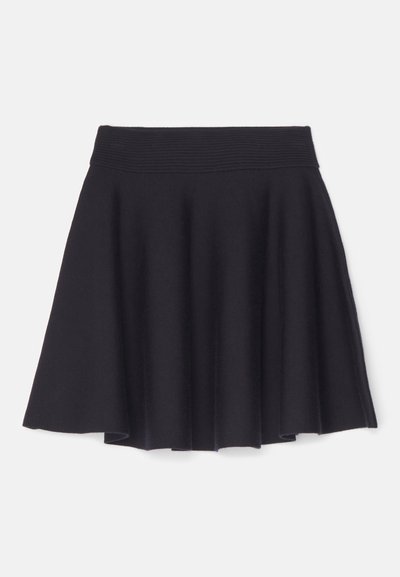 Falda negra de punto con cintura acanalada, que presenta un diseño acampanado que llega hasta la mitad del muslo. Textura suave sin patrones.