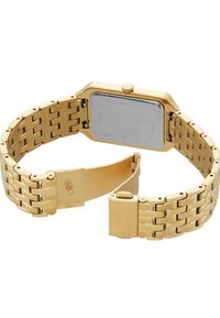 Montre en acier inoxydable doré avec un cadran rectangulaire, bracelet en maillons et fermeture à clapet. Dos gravé, comprend des détails de logo et une résistance à l'eau.
