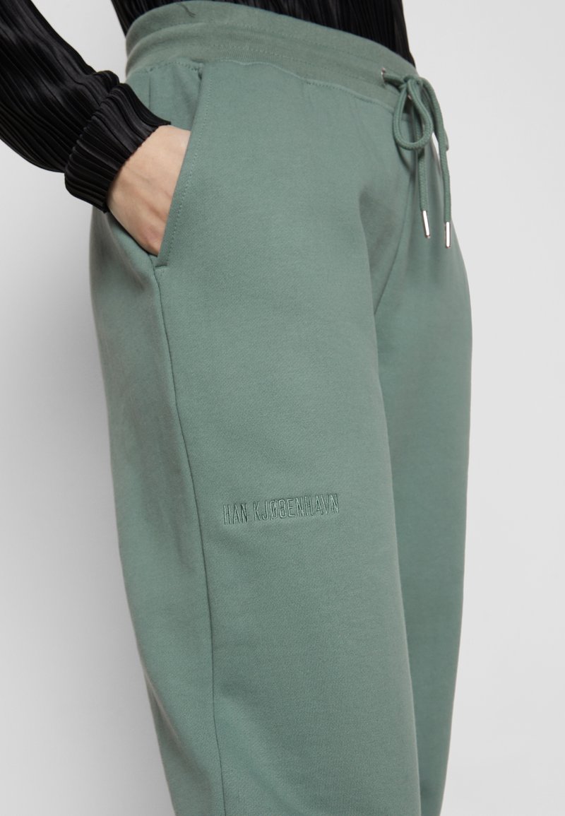 Damen Bekleidung | Han Kjøbenhavn PANTS Jogginghose dusty green/grün - CC69703 Damen Bekleidung | Han Kjøbenhavn PANTS Jogginghose dusty green/grün - CC69703