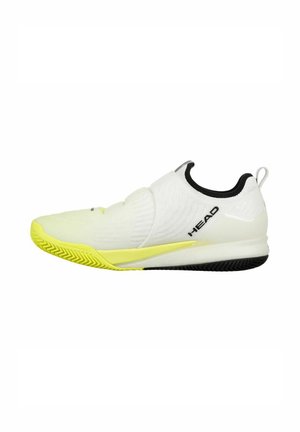 Witte sportieve schoen met een gestructureerde bovenkant, voorzien van een brede zwarte band en gele accenten. Zwarte buitenzool met een grippatroon.