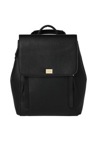 Fekete bőr hátizsák textúrázott felülettel, elülső fedéllel, aranyszínű fémalkatrészekkel és két oldalszíjjal a további részletekért.