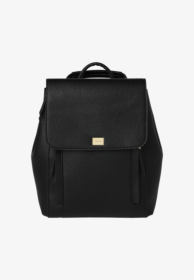 Fekete bőr hátizsák textúrázott felülettel, elülső fedéllel, aranyszínű fémalkatrészekkel és két oldalszíjjal a további részletekért.