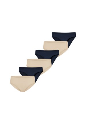 Siete bragas de mujer en colores beige y azul oscuro alternados, dispuestas en diagonal sobre un fondo blanco.