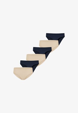 Sept slips pour femmes en alternance beige et bleu foncé, disposés en diagonale sur un fond blanc.