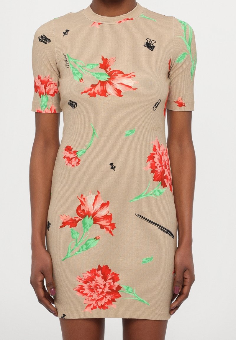 Vestido de manga corta color beige con textura acanalada, decorado con un patrón de flores rojas y útiles de oficina negros. Diseño ajustado, longitud hasta la rodilla.