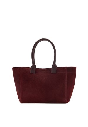 Sac cabas en daim rouge foncé avec deux poignées en cuir marron foncé, base rectangulaire et ouverture large sur le dessus.