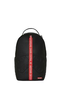 Zaino nero con finitura texturizzata, dotato di una tracolla con logo rosso, motivo a denti di squalo, maniglia superiore e chiusura con zip.