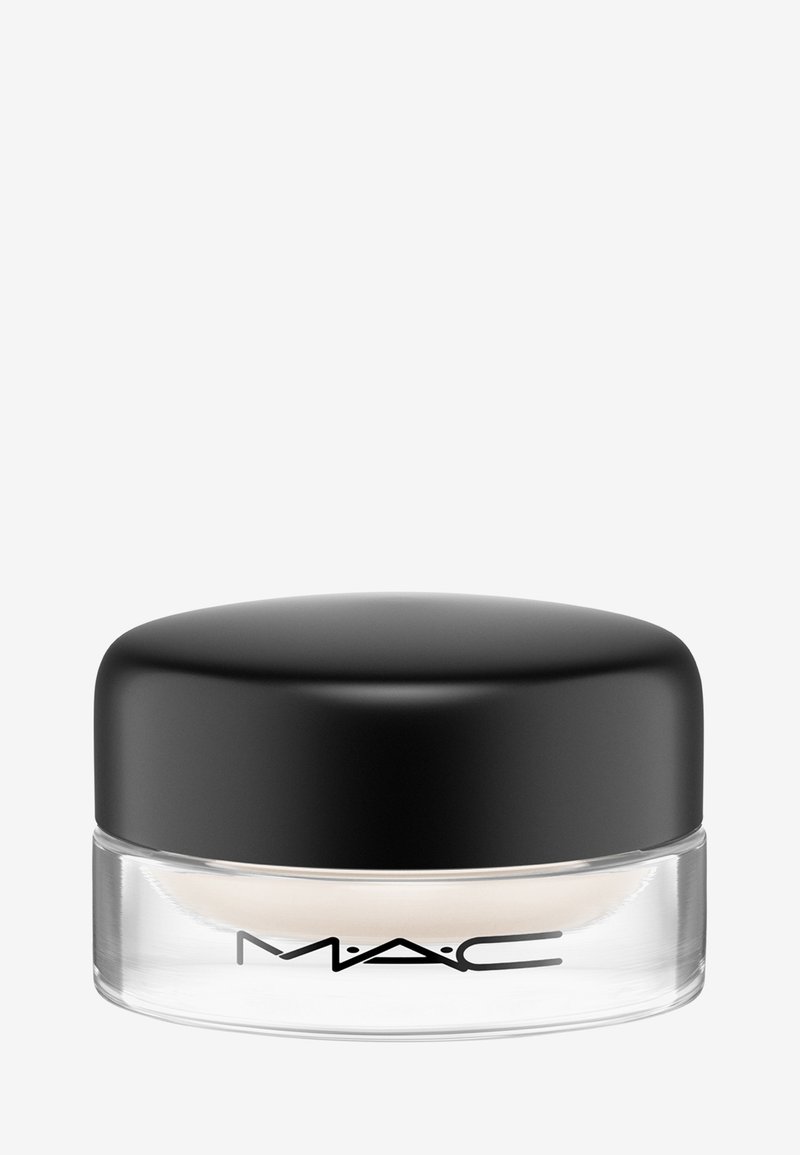 MAC-kräm i en klar glasburk med ett svart rundat lock. Texturen verkar smidig och krämen har en ljus, neutral färg.