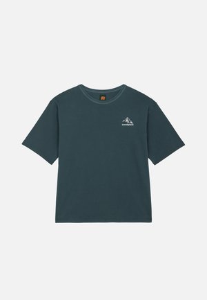Donkerturquoise katoenen T-shirt met korte mouwen en ronde hals, klein wit berglogo en "trendsplant" tekst op de linkerborst.