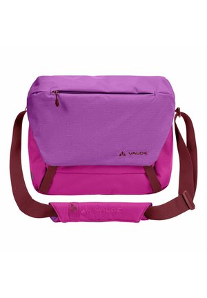 Sac messager Vaude violet et rose avec une bandoulière ajustable bordeaux et une poche avant zippée sous rabat.