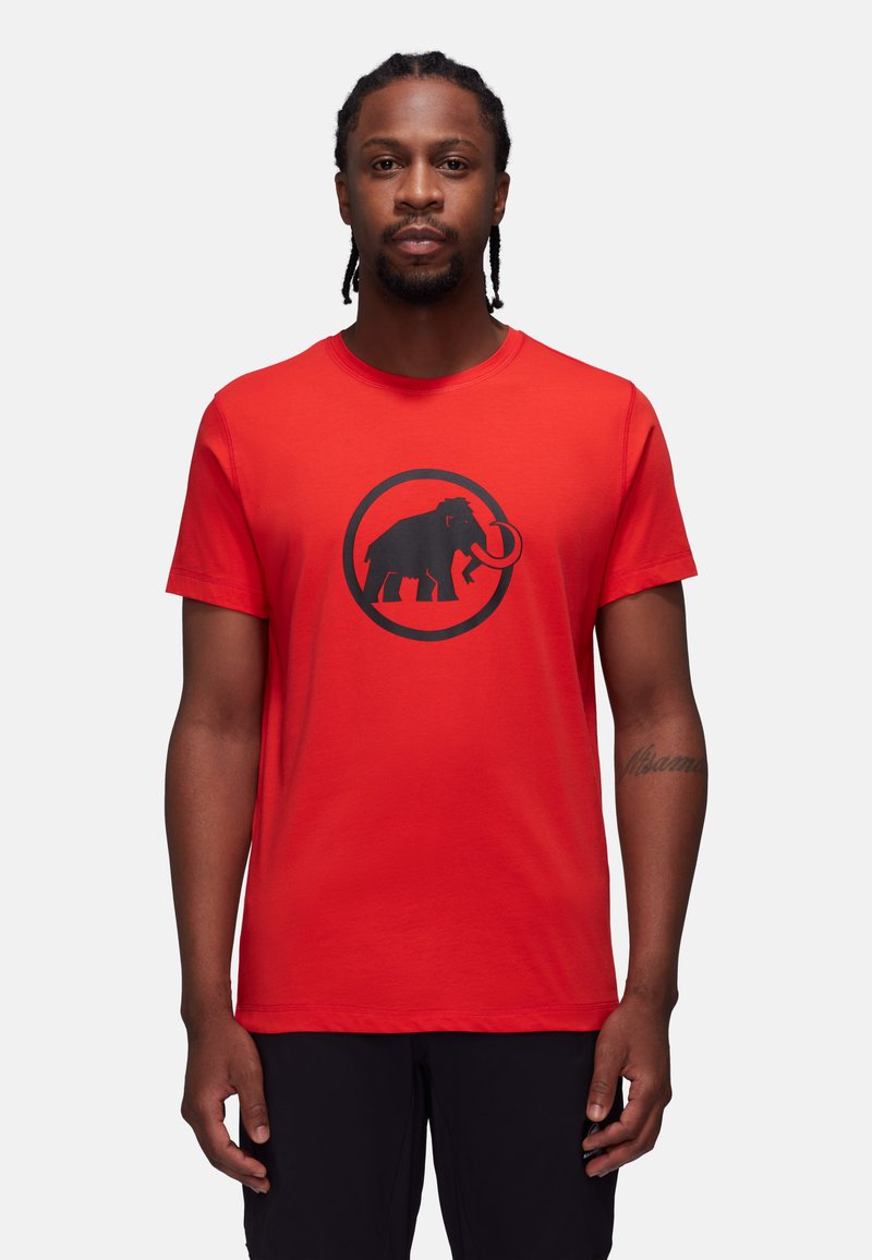 Rode katoen t-shirt met een zwart olifantenafbeelding in een cirkel. Korte mouwen, ronde halslijn en een gladde textuur.
