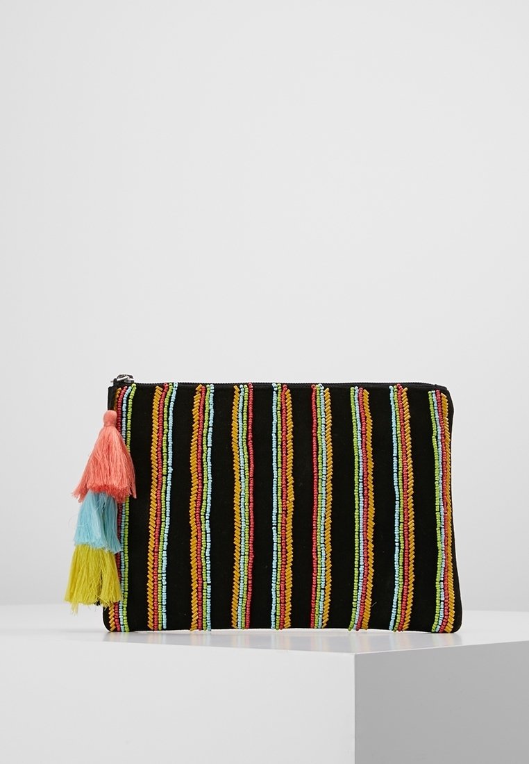 Pochette noire avec broderie verticale colorée en rose, bleu et jaune, ornée d'un pompon multicolore sur la fermeture éclair. Forme rectangulaire.