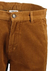 Pantalons en velours côtelé marron avec une texture à côtes verticales, dotés d'une fermeture à bouton et d'une étiquette de marque à l'intérieur de la taille.