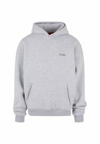 Pilkos gaubto džemperis, pagamintas iš džemperių audinio, su priekinėmis kengūros kišenėmis, rombais pasiūtomis rankovėmis ir mažuoju siuvinėtu logotipu ant krūtinės.