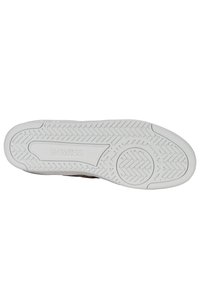 Suela de zapatilla K-Swiss, con una parte inferior de goma blanca con un patrón de tracción texturizado y un logo en relieve; diseño de borde superior liso.