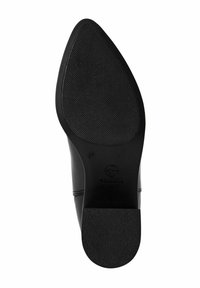 Suela de zapato de tacón alto negro con superficie de agarre texturizada. Presenta una punta afilada y un borde suave en el talón. Talla marcada como 37.