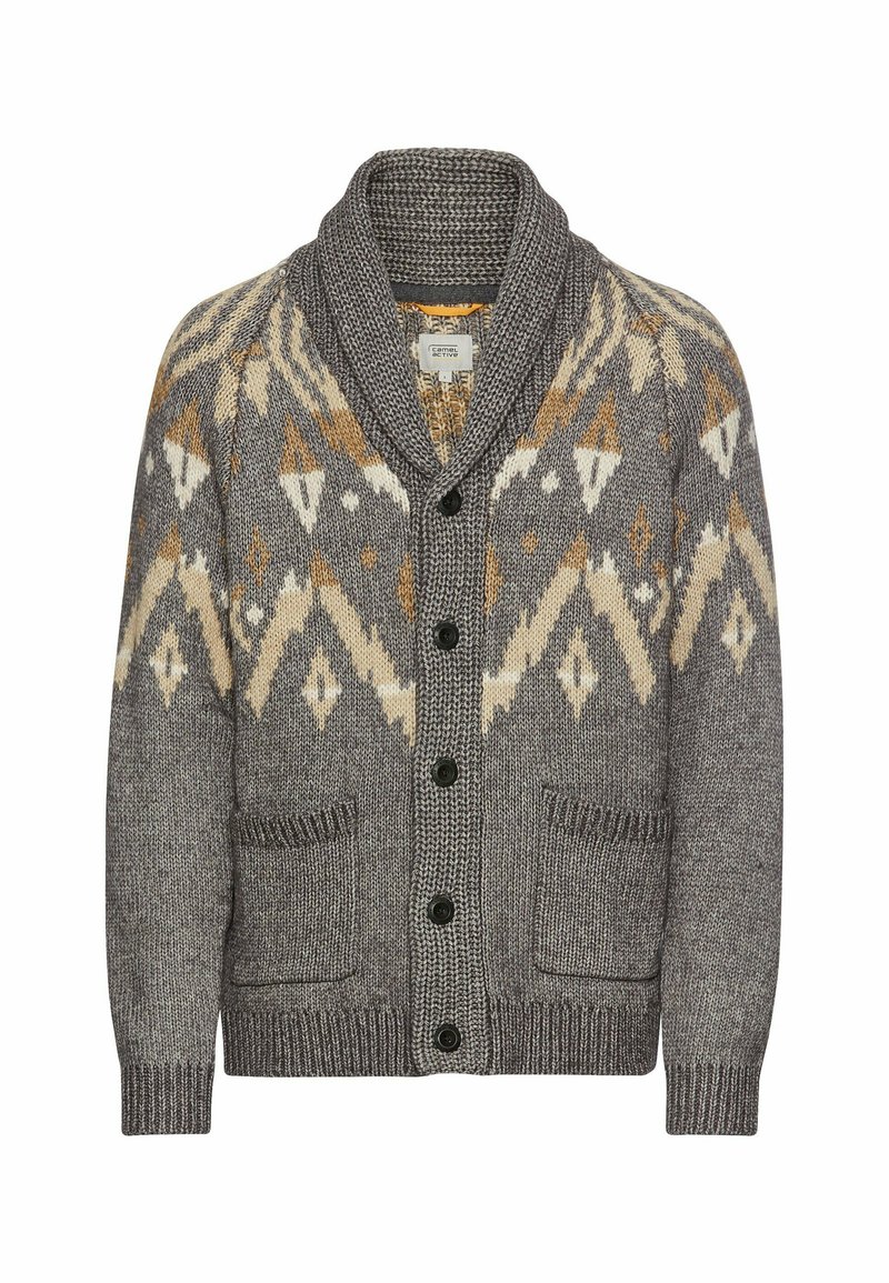Grau gestrickte Strickjacke mit Schalkragen, die geometrische Muster in Creme und Gold zeigt, sechs schwarze Knöpfe und zwei Vordertaschen hat.