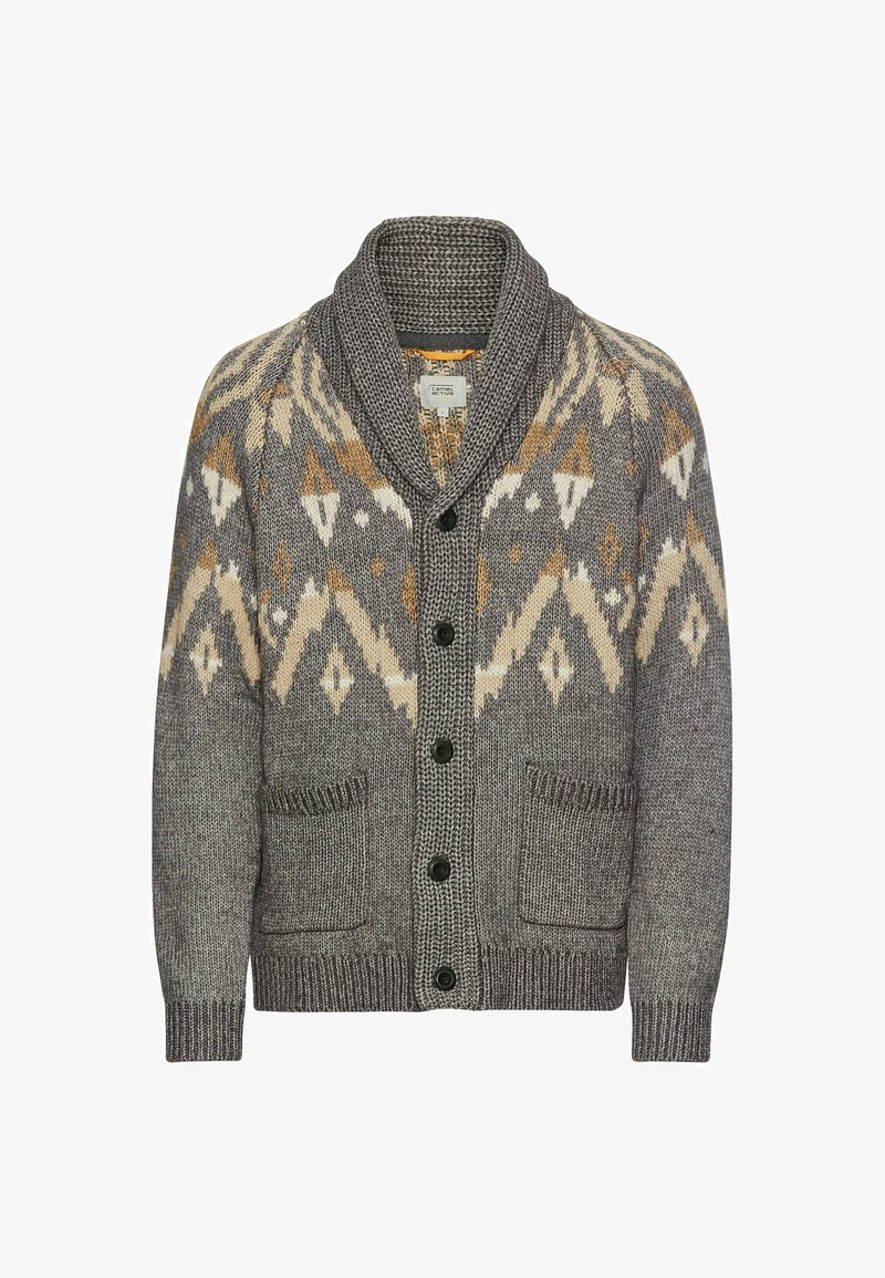 Grau gestrickte Strickjacke mit Schalkragen, die geometrische Muster in Creme und Gold zeigt, sechs schwarze Knöpfe und zwei Vordertaschen hat.