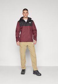 The North Face M QUEST ZIP-IN JACKET - EU - Lauko striukė - alpine plum/black