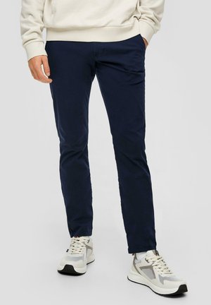 Navyblaue dehnbare Hose mit schmaler Passform, aus glattem Baumwollstoff. Verfügt über seitliche Taschen und ein sauberes Design. Kombiniert mit leichten Sportschuhen.