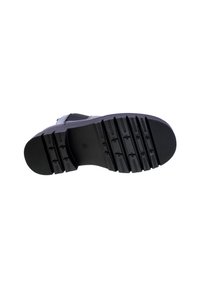 Suola di scarpa in gomma nera con scanalature profonde per aderenza. Presenta un design piatto con una superficie liscia e bordi rinforzati.