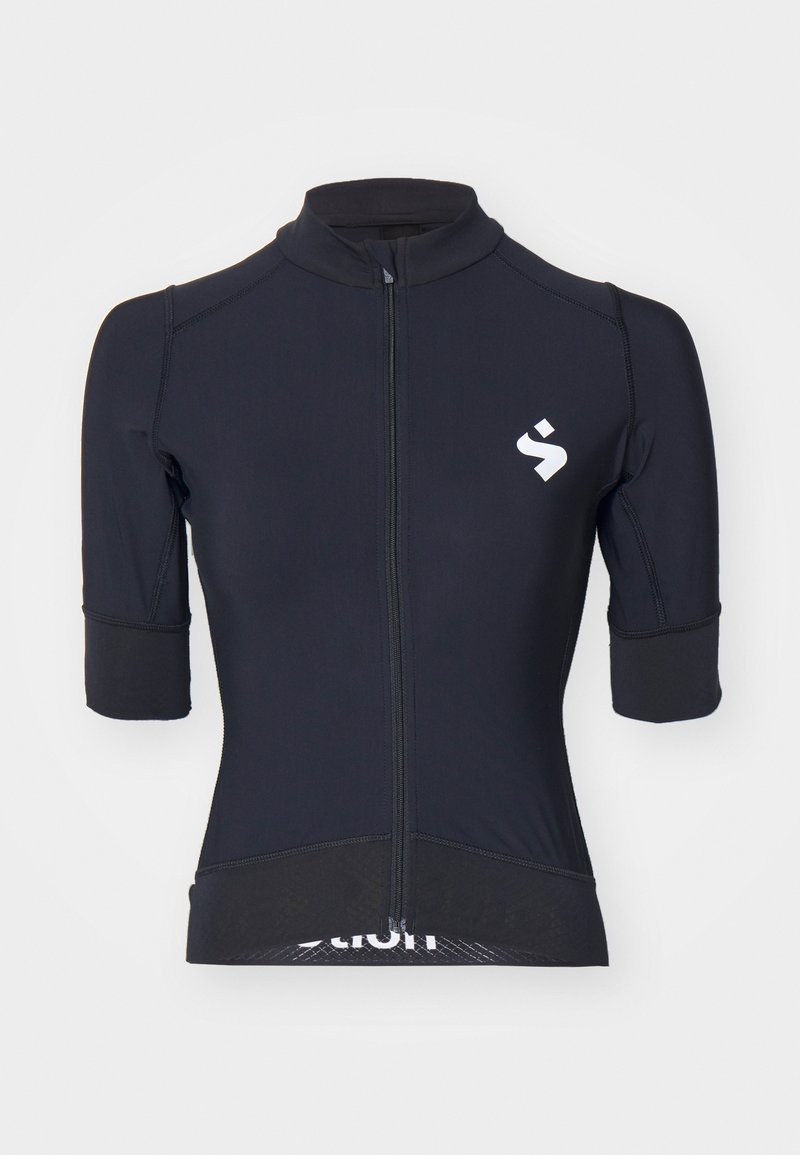 A camisola de ciclismo preta de mangas curtas apresenta um fecho de correr na parte da frente, colarinho alto e um logótipo branco no peito, feita de um tecido elástico e suave.
