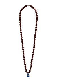 Brązowa naszyjnik z koralików o gładkiej fakturze, z kroplą niebieskiego wisiorka na środku, ozdobioną żółtym wzorem.