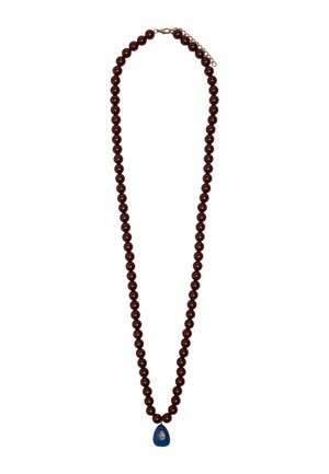 Brązowa naszyjnik z koralików o gładkiej fakturze, z kroplą niebieskiego wisiorka na środku, ozdobioną żółtym wzorem.