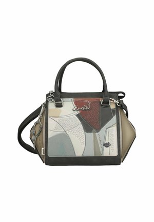 Sac à main avec double poignée et bandoulière, présentant un patchwork abstrait en tons beige, gris et rouille avec de petits clous décoratifs et un charme ornemental.