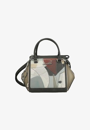 Handtasche mit zwei Griffen und einem Schulterriemen, ausgestattet mit abstraktem Patchwork in Beigetönen, Grau und Rostfarben, verziert mit kleinen Nieten und einem dekorativen Anhänger.