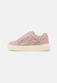 Rosa låga sneakers med beige tygpaneler i ormugn, matchande snören och en tjock off-white gummisula.
