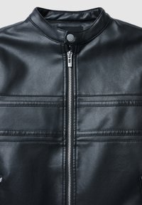 Giacca nera in ecopelle con zip frontale argentata, colletto alto, bottone a pressione e dettagli cuciti orizzontali sul petto.