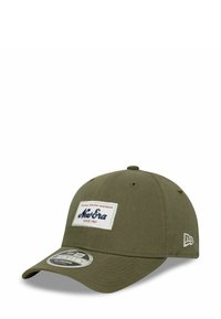 Olivgrüne Baseballmütze aus Stoff mit einem weißen und marineblauen Logopatch auf der Vorderseite, gewölbtem Schirm und Belüftungsösen.