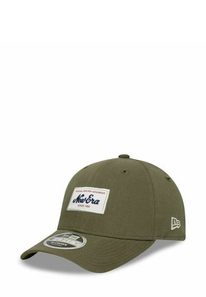Casse de baseball vert olive en tissu, ornée d'un patch logo blanc et marine à l'avant, avec une visière courbée et des oeillets de ventilation.