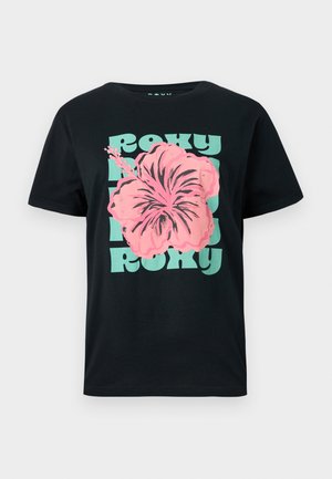 Czarny T-shirt z dużym różowym kwiatem hibiskusa nad turkusowymi literami blokowymi, które na przodzie tworzą napis "ROXY" powtórzony trzy razy.